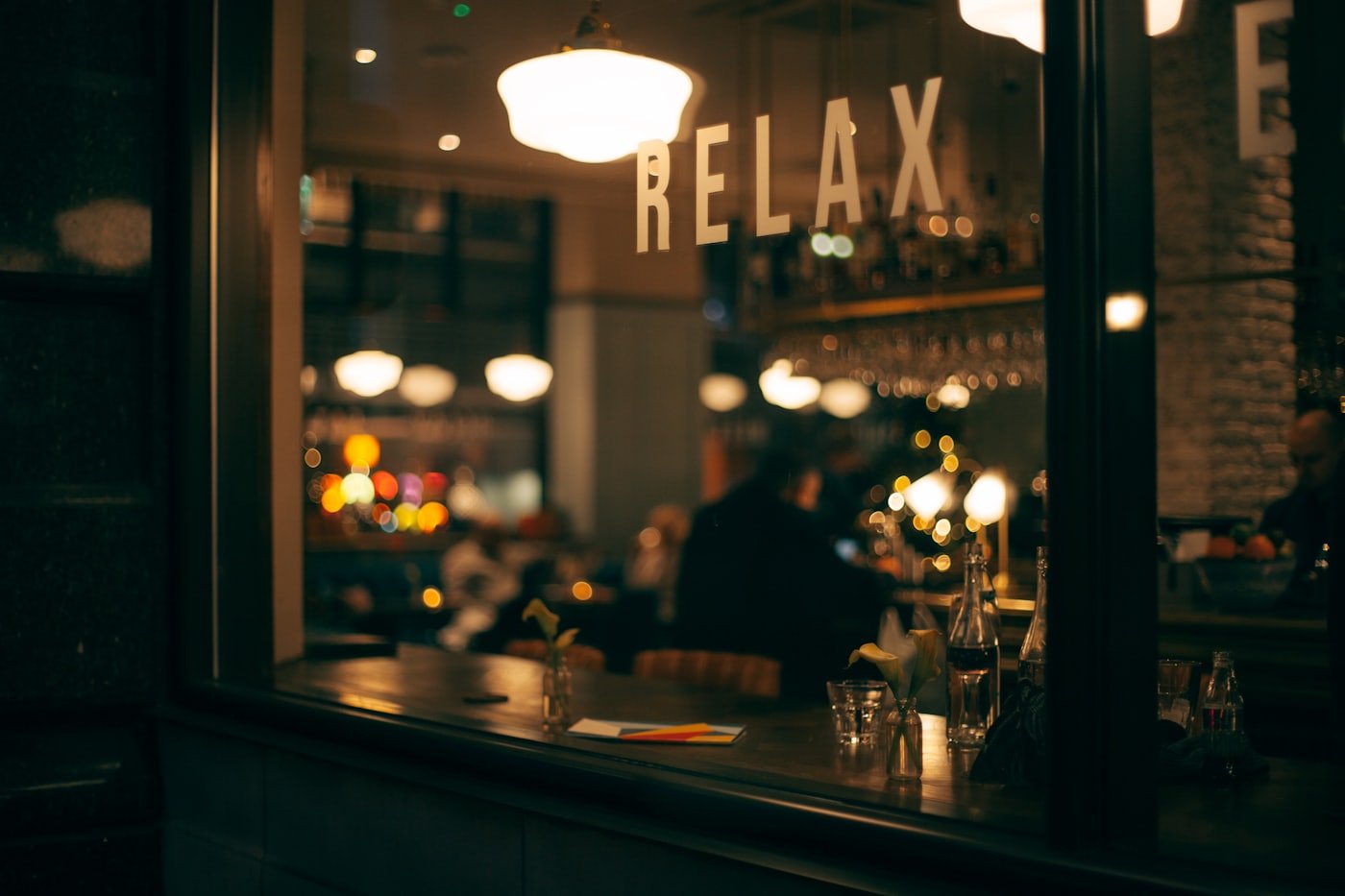 Interior aconchegante de um café